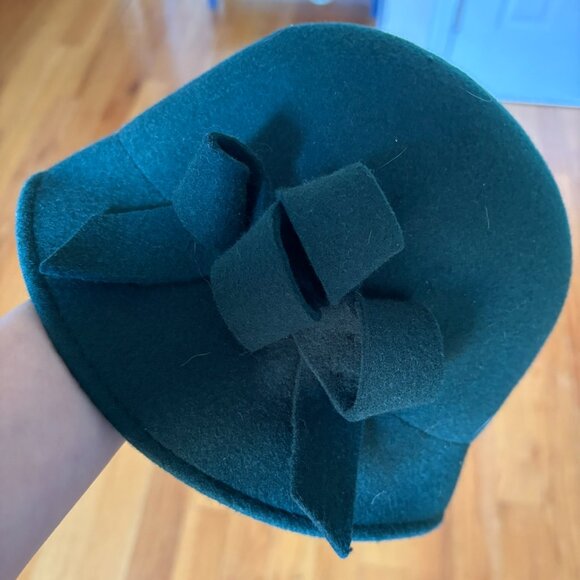 Green felt cloche hat with bow on side - from Anthropologie - Picture 1 of 2